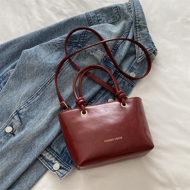 

Simple bucket bag women s large capacity 2025 spring and summer new retro niche work commuter bag shoulder bag красный