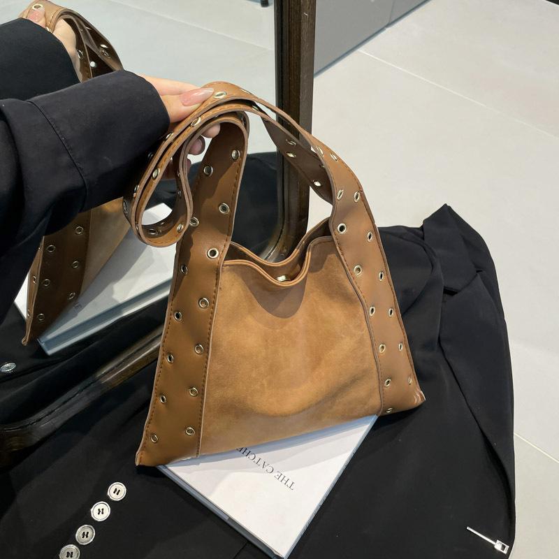 Trend Rivet Versatile Underarm Bag Women's Early Autumn Large Capacity Locomotive Wind Commuter Daily Tote Bag