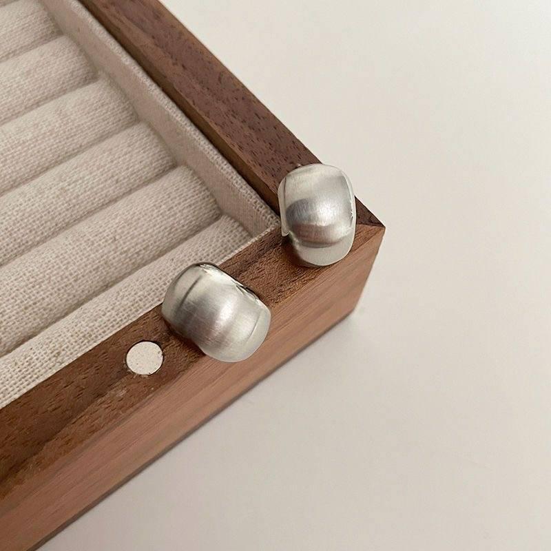 

Тенденция 2024 года: Женские серьги-пусеты с матовой изогнутой поверхностью - Корейский стиль, Высокий класс, Легкая роскошь серебряный