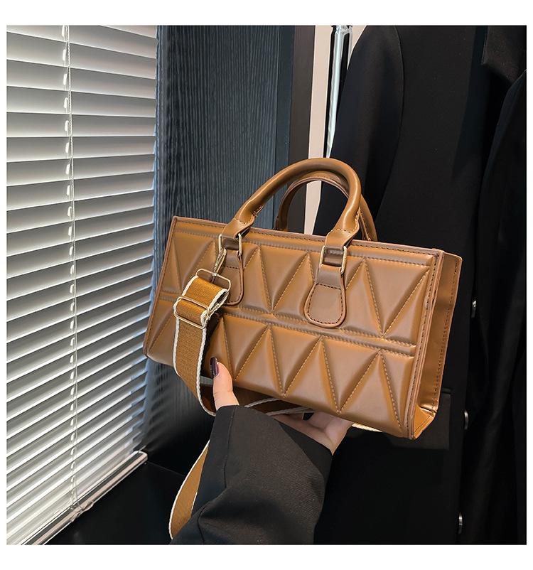 New high-end small bag, new fashionable versatile portable small square bag, broadband messenger bag.