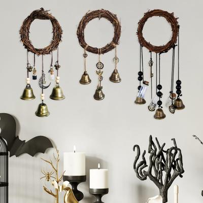 Campana de bruja para puerta, protección para el hogar, hecha a mano, colgante de latón, botella de los deseos, corona de ratán, percha de puerta de brujería, decoración de carillón de viento Wicca