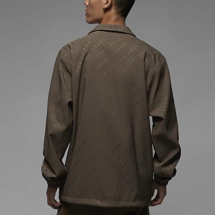 Jordan Giacca Coach Essential con Logo Jacquard sul Colletto Uomo Capispalla Marrone Chiaro DV7617-274