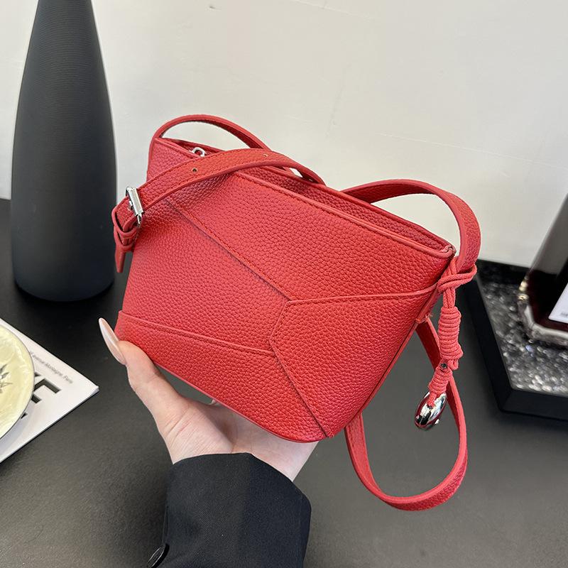 Small Bag Women's New Niche Design Bucket Bag High-end Fashion Versatile Shoulder Messenger Bag