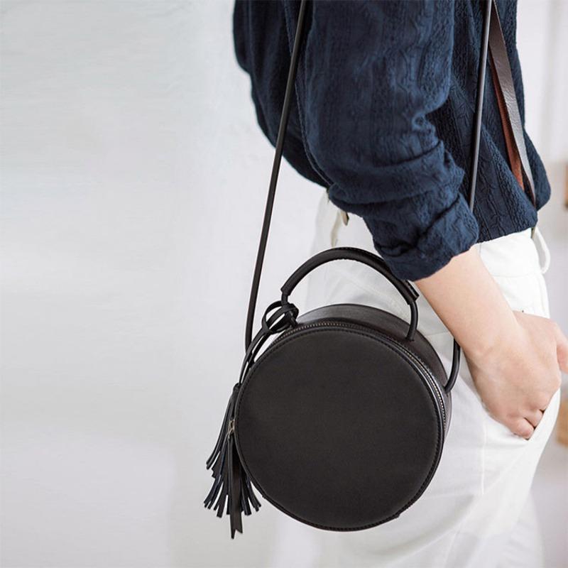 

Новый дизайн универсальная портативная маленькая круглая сумка круглая сумка с бахромой кожаная сумка-мессенджер для поездок на работу OEM чёрный