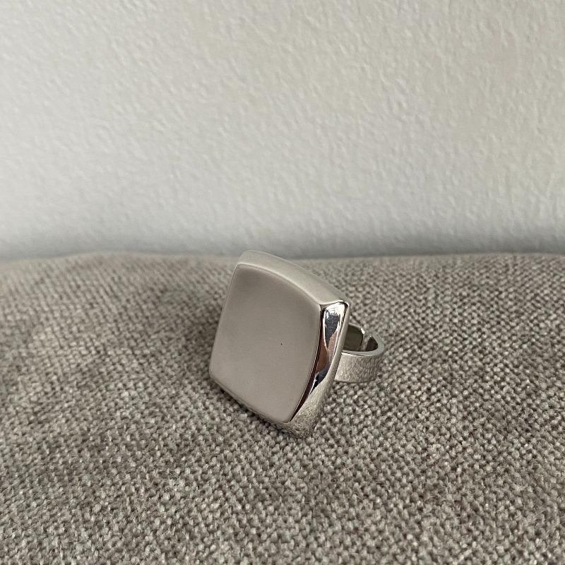 French Medieval Vintage Metal High-end Light-sensitive Ring, Niche Design Texture Square Versatile Ring Ring
