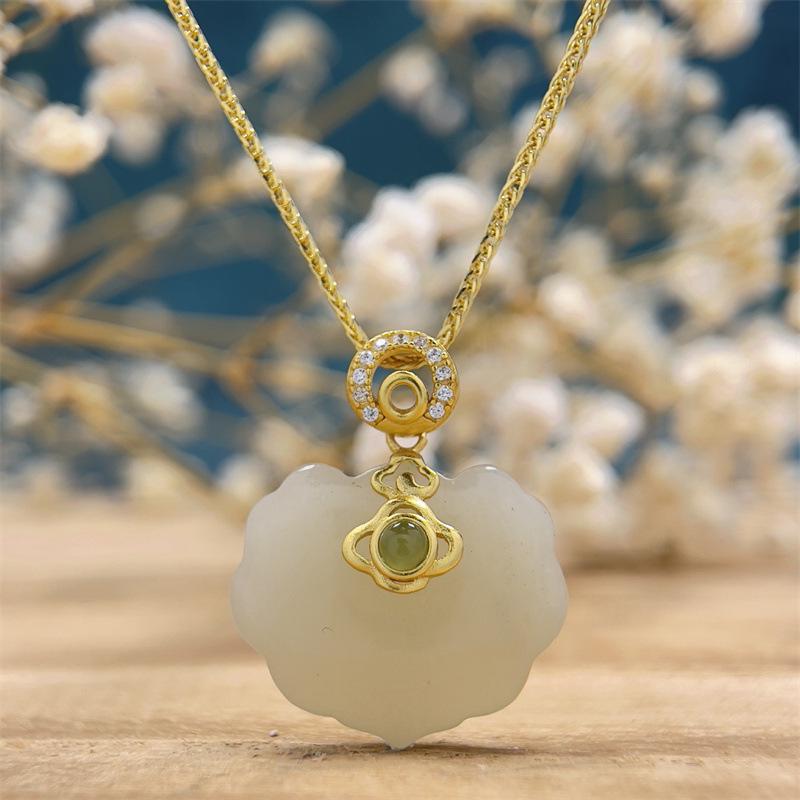 

Нефритовое ожерелье Хэцзи Жуи: Женская подвеска в виде белого нефритового листа на ключичной цепочке в стиле ретро