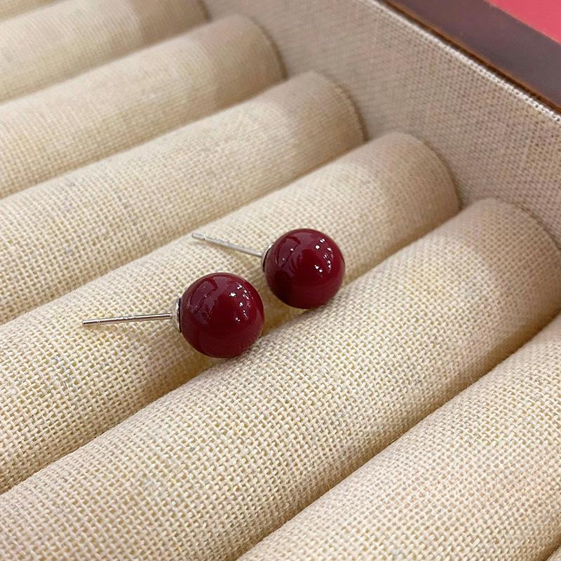 

Простые красные круглые серьги с бусинами для женщин с универсальным белым и модным темпераментом. Серьги разных размеров