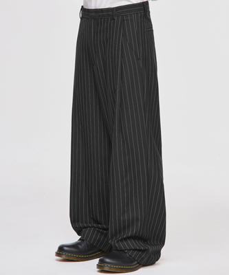 SIGNATURE Side Deep One-Pleat Slacks [Black Stripe]