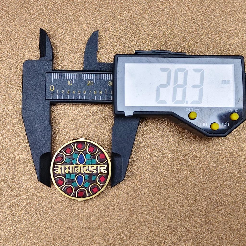 Nepalski Ręcznie Robiony Naszyjnik z Sześciosylabową Mantrą z Mosiężnymi Inkrustowanymi Koralikami