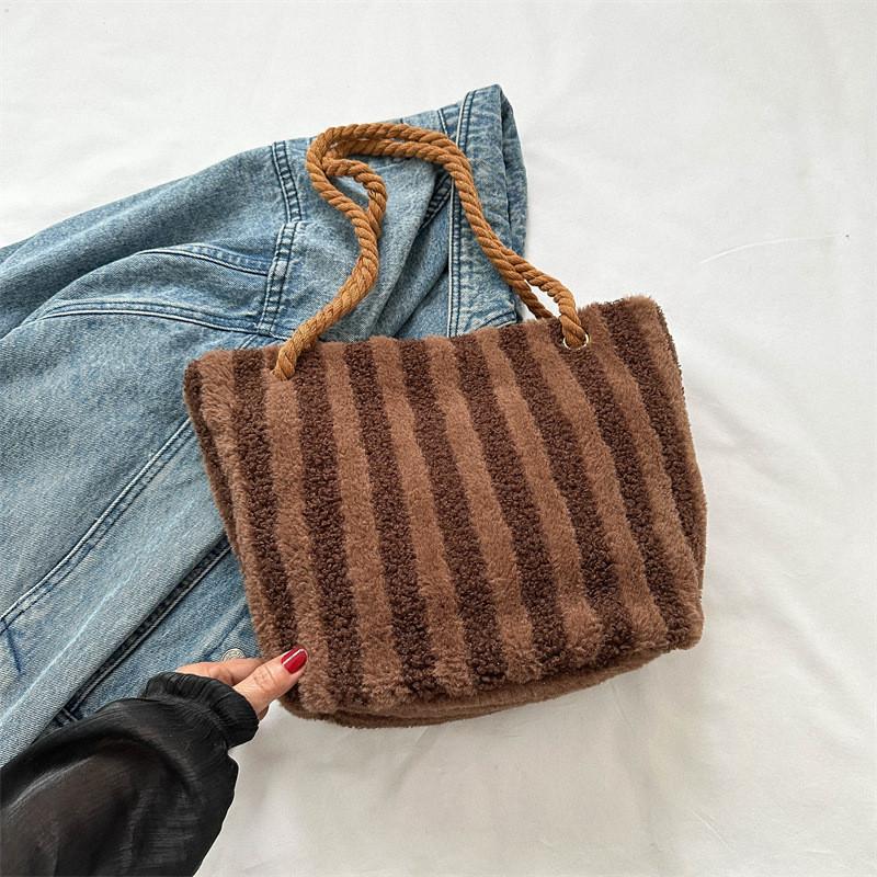 

Stylish Plush Tote Bag For Women With Spacious Design In Trendy Black White Pink Coffee Colors коричневий