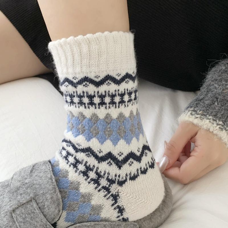Ladies Autumn and Winter Thickened Warm Retro Culture Lingge Ethnic Wind Wool In The Barrel Pile Socks