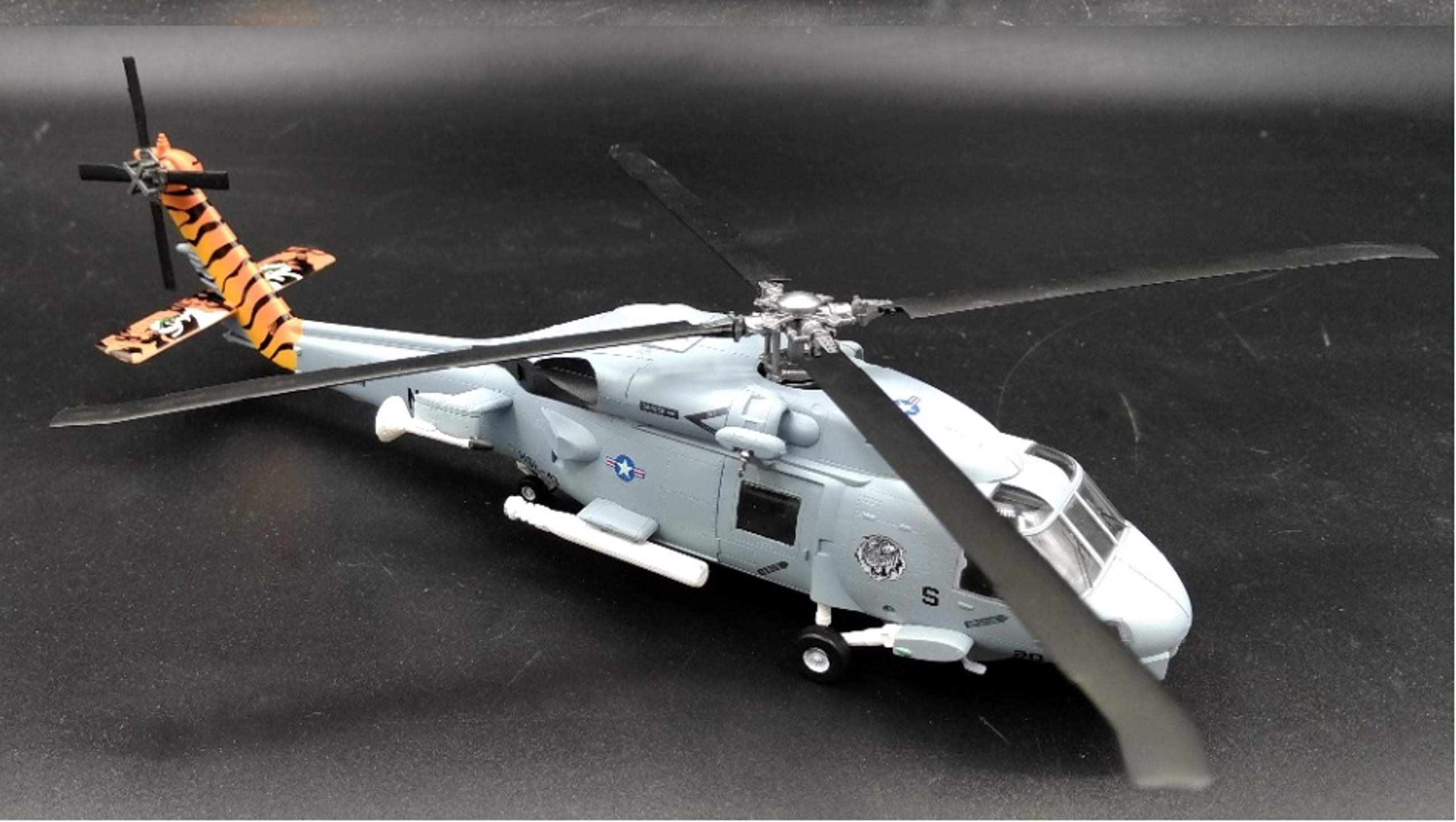 

Завершений продукт 37088 Sikorsky Seahawk Helicopter Battle Cats 2001 1/72 SH-60B Anti-Submarine HSL-43