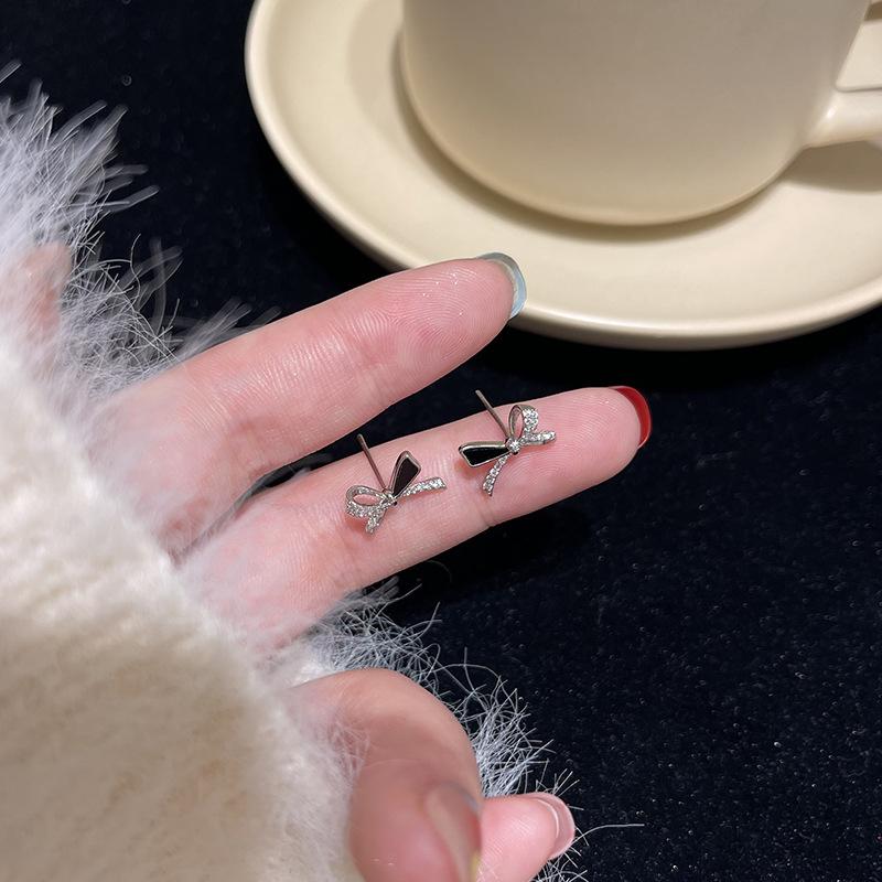 Sløyfe øredobber, japansk søt, små, friske svarte og hvite øredobber, nisjedesign mikrosirkon øredobber