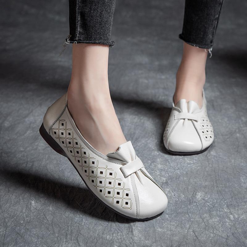 Spring and summer new mother sandals flat bottom non-slip hollowed out elderly shoes shallow mouth low top breathable retro sandals