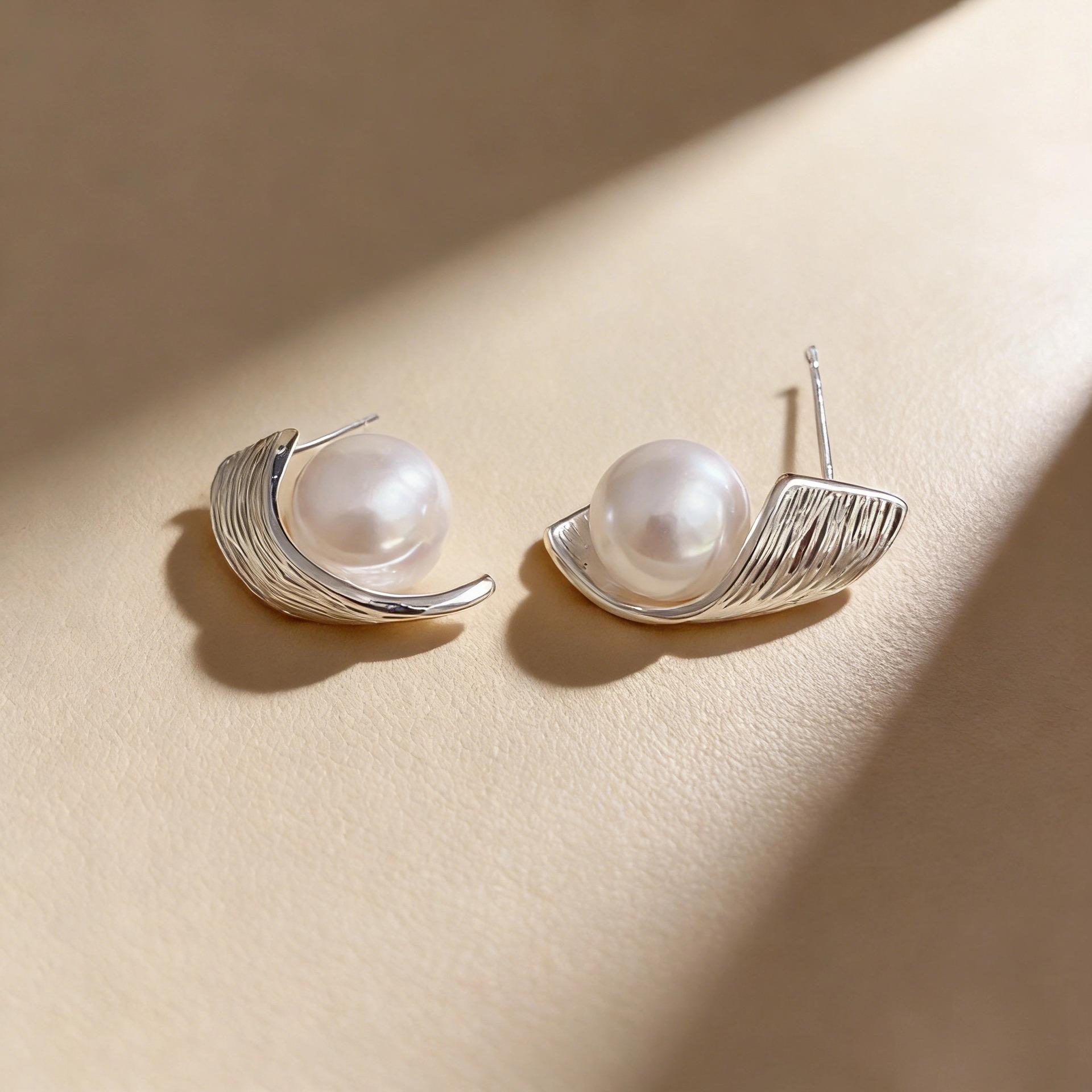 

Fashion Simple Personality Metal Style Surround Pearl Stud Earrings for Women Unique Design Earring Zircon Gift Wholesale