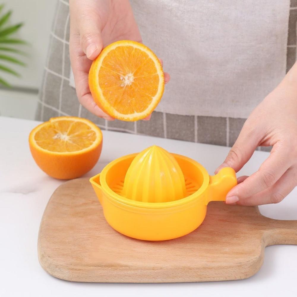 

Plastic citrus juicer - Juicer for lemons and other fruits - Kitchen handheld juicer with detachable filter жовтий
