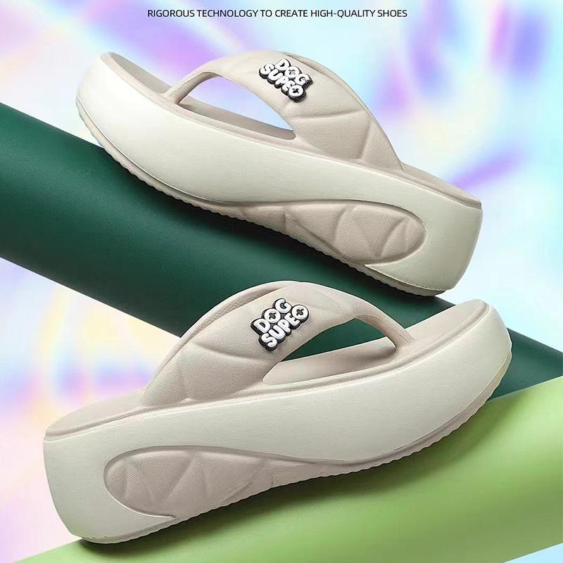 Buty na grubej podeszwie zwiększające wzrost i japonki dla stóp wyglądają wyrafinowanie, gdy nosi się je na zewnątrz.