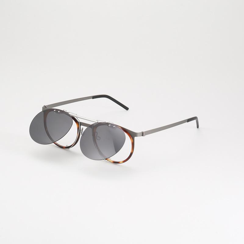 

Japanese Style Flip Cover Polarized Sunglasses Clip-Ons for Nearsightedness Vintage Pilot Shape Unisex Lightweight TAC Lenses 50 yards