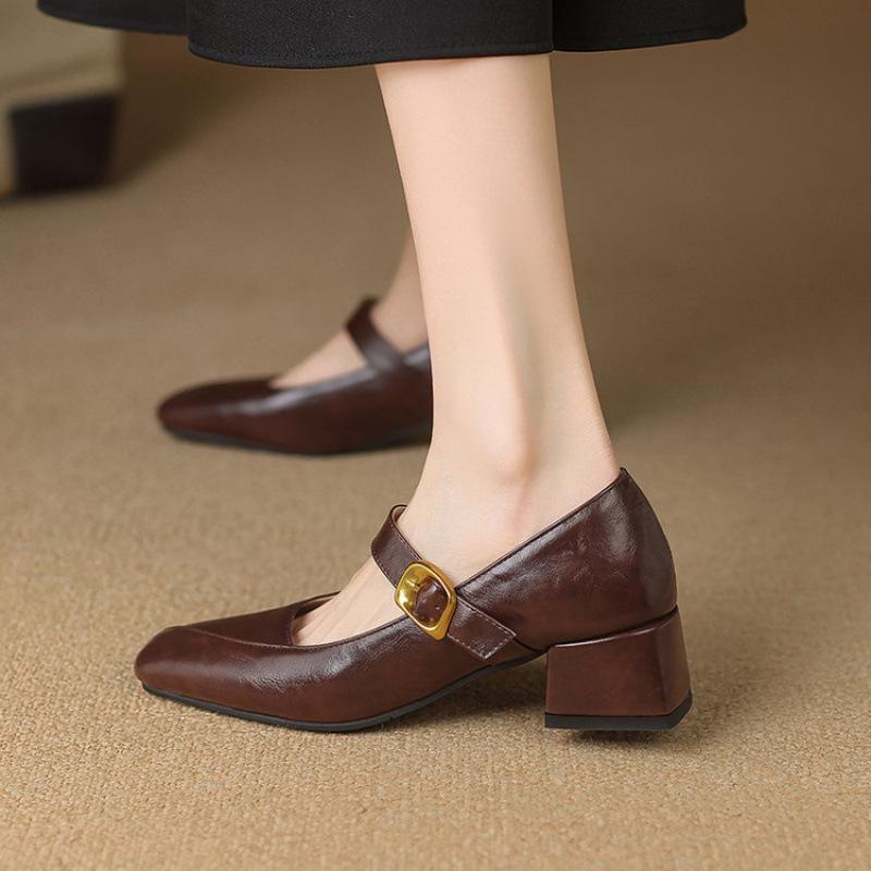 Fyra säsonger bär kvinnors små läderskor avslappnade låga skor fyrkantig tå enkelsskor kvinnors medelhög klack spänne gummi mjuk sula nya fyrkantiga klack
