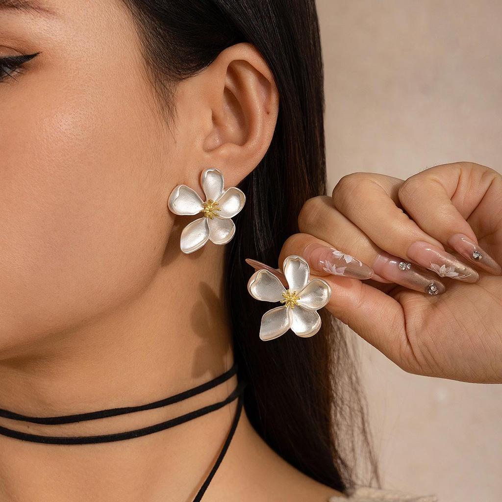 3D Metallic Ginkgo Leaf & Pearl Tassel Earrings