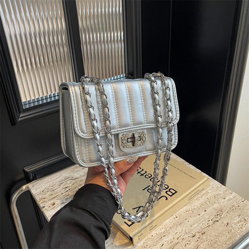 

Популярная в этом году маленькая сумка женская сумка 2024 новая модная универсальная нишевая сумка с цепочкой из бриллиантов осенняя сумка-мессенджер маленькая квадратная сумка серебряный