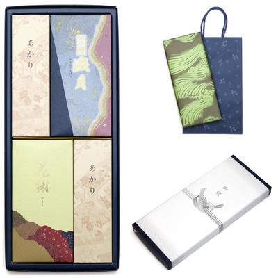 Peu importe quand vous l'envoyez, un bâton d'encens avec un sac d'offrande rend la pièce légèrement parfumée avec une bougie au délicat parfum de bois de santal et de chinois.