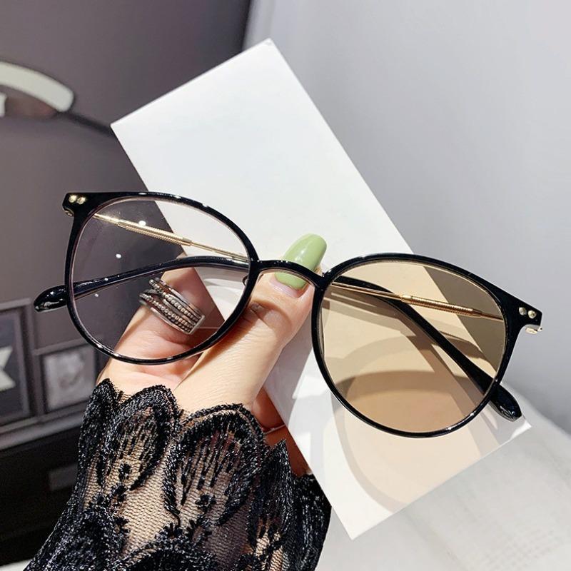 Photochromic Anti-radiation Glasses for Women Man Anti Blue Light  Fashionable Oval Frame Color Changing Glasses