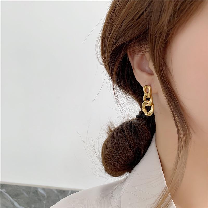 

18K Gold Plated French Retro Titanium Steel Earrings: Blogger-Endorsed Heavyweight Ear Studs in High-Cold Style золотой
