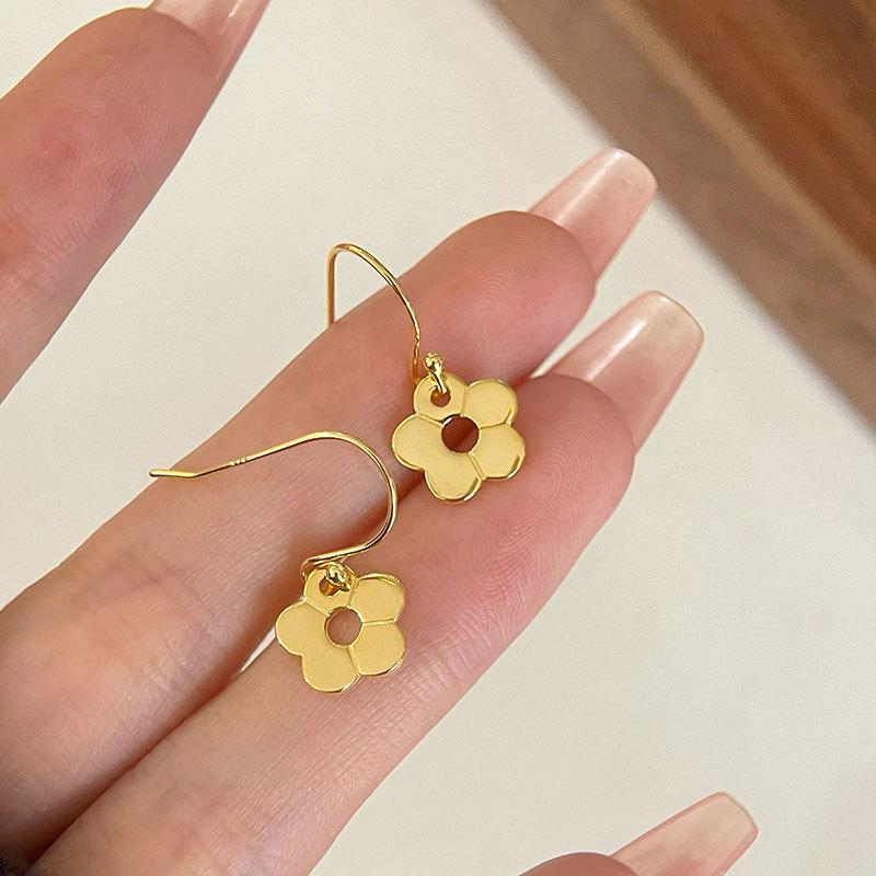 

Маленькие серьги-крючки в виде цветка, свежий темперамент, милые девчачьи серьги