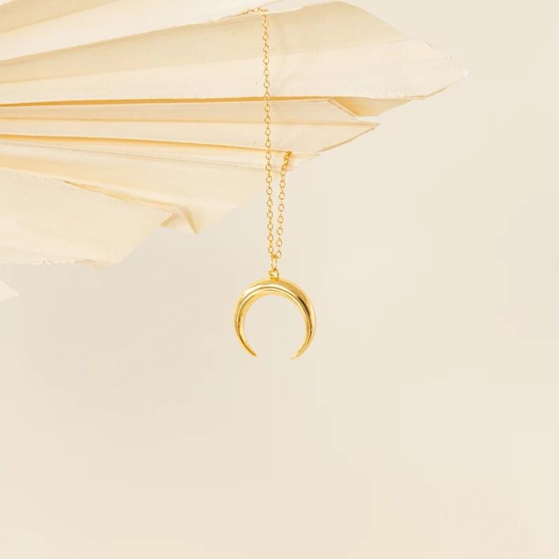 Модный темперамент короткие роговые аксессуары женский универсальный, минималистичный кулон-полумесяц золотой