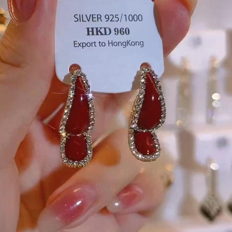 أقراط دائرية أنيقة ومميزة من الكريستال، أقراط خفيفة الوزن وفاخرة، أقراط فريدة ومتعددة الاستخدامات