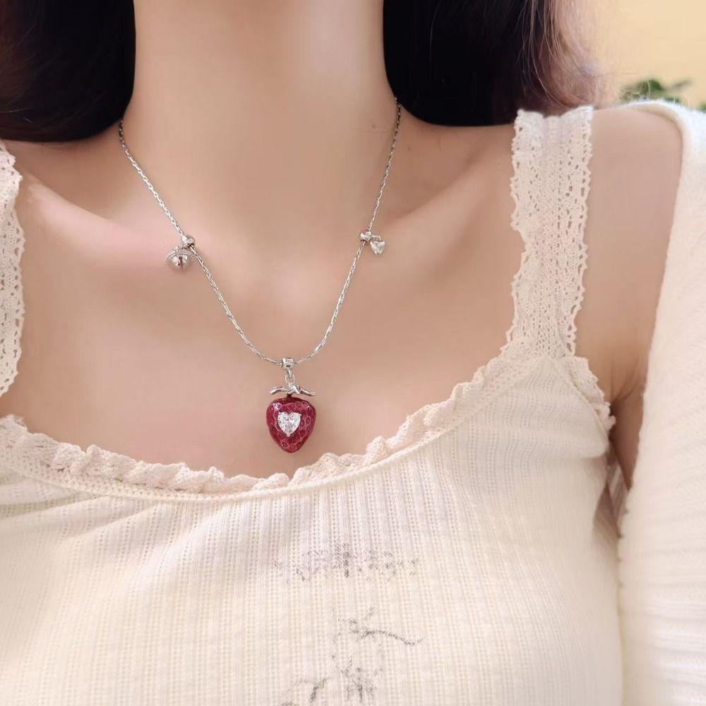 Niche Red Strawberry Love Necklace Girl Clavicle Chain Love Zircon Pendant  Lady