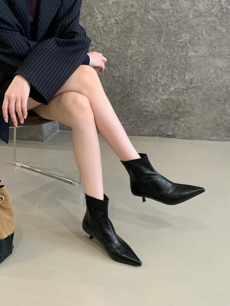 2025 New Foreign Style Thin Versatile Sleeve Pointed Tip Thin Heel Commuting and Bare Boots Solid Color Retro Medium Heel Thin Boots