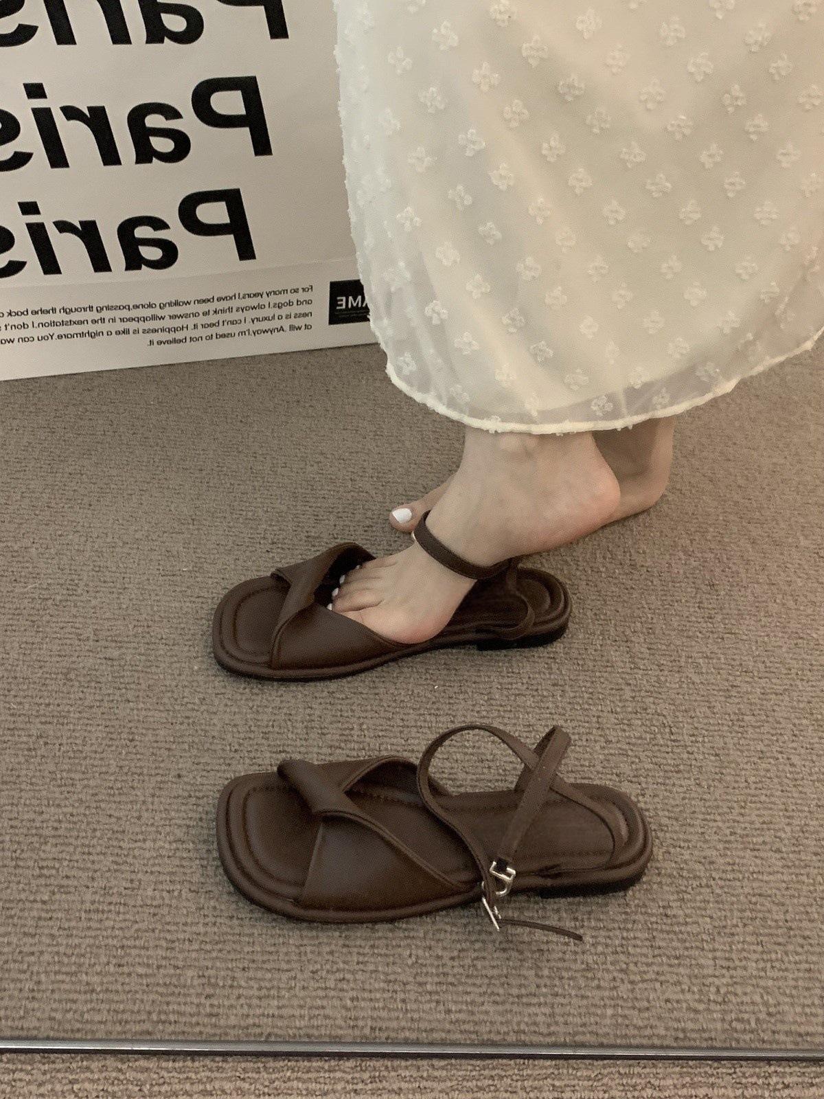 

Сказочные французские молочно-белые сандалии с открытым носком женские на плоской подошве 2025 новая летняя вечерняя прохлада мягкая подошва отпуск римские туфли 35