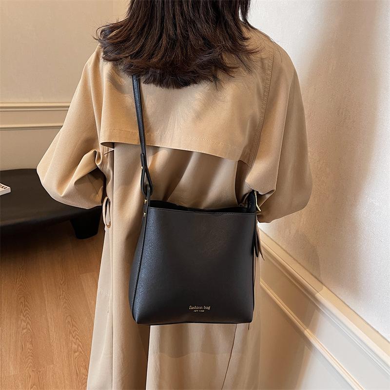 

2025 нишевый дизайн сумка через плечо высокого класса большой вместимости для поездок на работу широкий плечевой ремень сумка-ведро женская 23*10*22 чёрный