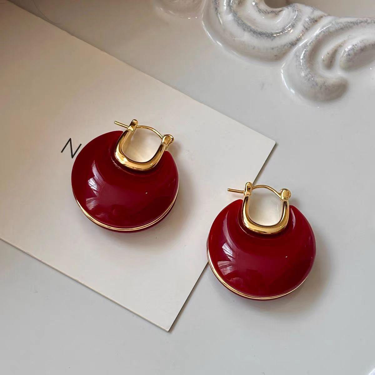 

Retro Hong Kong style k electroplated amber ear buckle earrings women s high-end temperament earrings earrings personalized ear jewelry