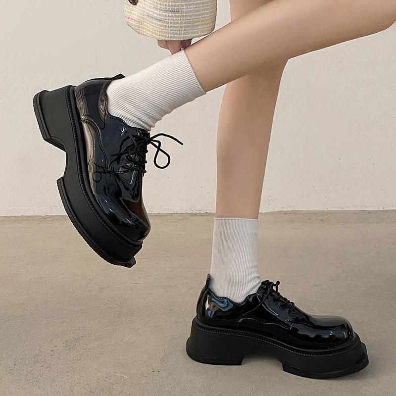 Černé módní všestranné šněrovací malé kožené boty pro dámské léto 2025 nové na silné podrážce zvyšující výšku design britského stylu jednokrátké boty