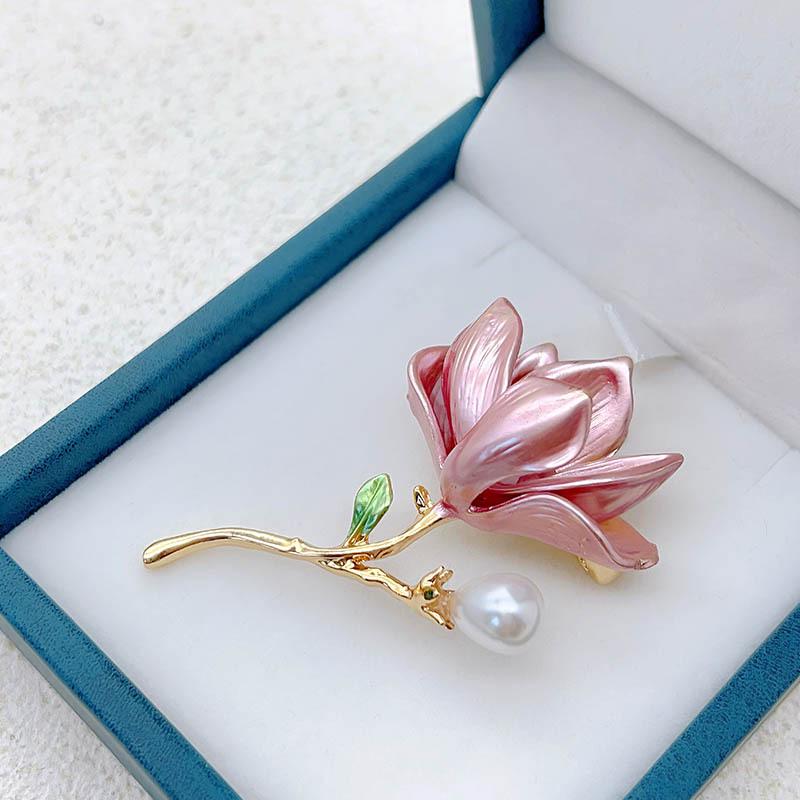 Exquisite Retro Magnolia Pearl Brooch – High-End Corsage for Women, Elegant Clothing Accessory & Decoration