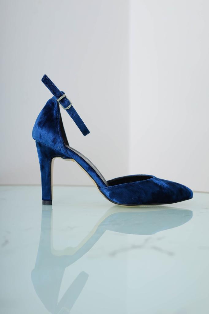 Damskie buty na szpilce z czarnego aksamitu w dużych i małych rozmiarach