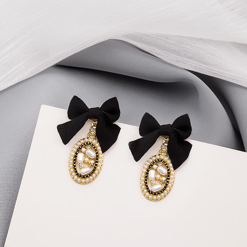 

Silver Needle Autumn Diamond Bow & Oval Pearl Earrings