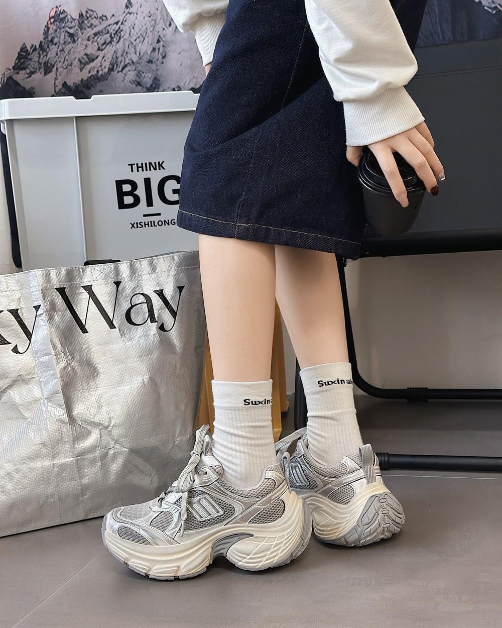 

Женские кроссовки «папины кроссовки» супер огонь 2025 весна и осень новые на толстой подошве маффины универсальные спортивные туфли увеличивающие рост повседневные туфли женские 40