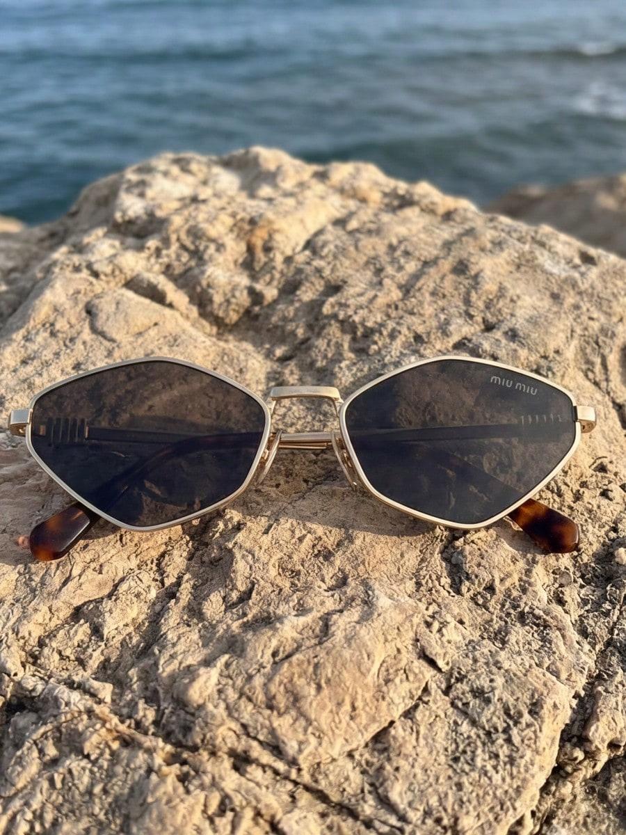 

Miu Miu MU56ZS Women s Fashion Sunglasses чорний