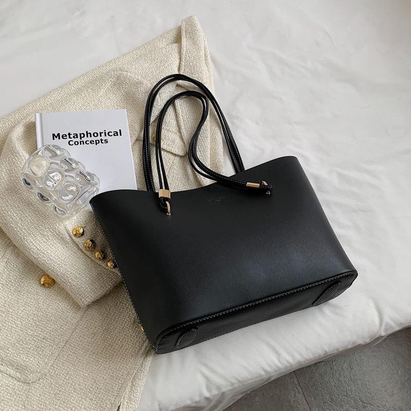 

Western Style Bag Female 2026 Summer New Fashion Simple Large Capacity Portable Shoulder Bag Commuting Tote Bag M чорний