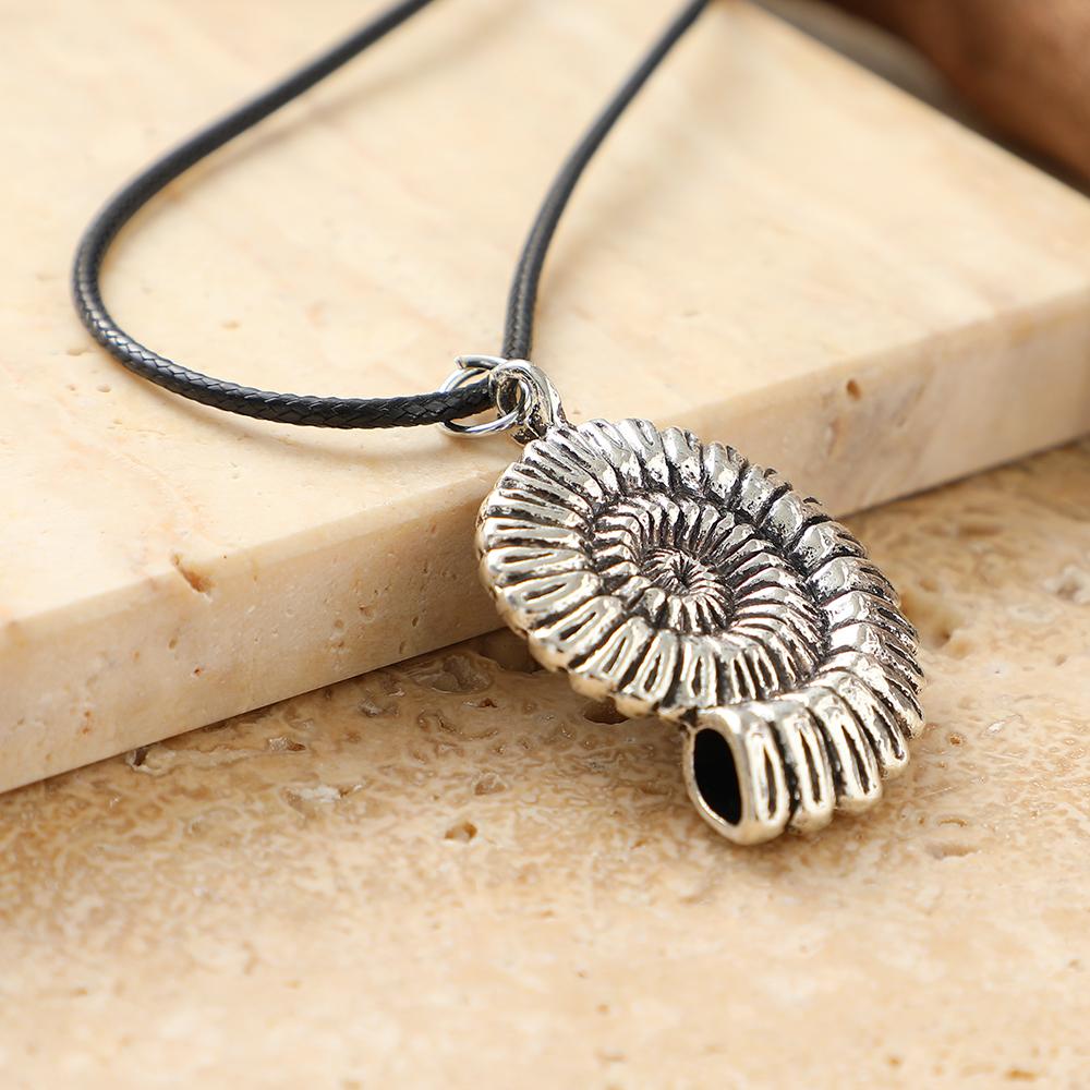 Goth Black Leather Wax Thread Chain With Tiny Conch Pendant Necklace For Women Simple Shell Snail Choker Y2K Vacation Jewelry