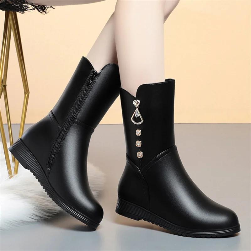 Inverno Couro Macio Conforto Quente Botas de Cano Médio para Mulheres Metal Decorativo Sapatos de Algodão Mães Pelúcia Flats Botas de Neve