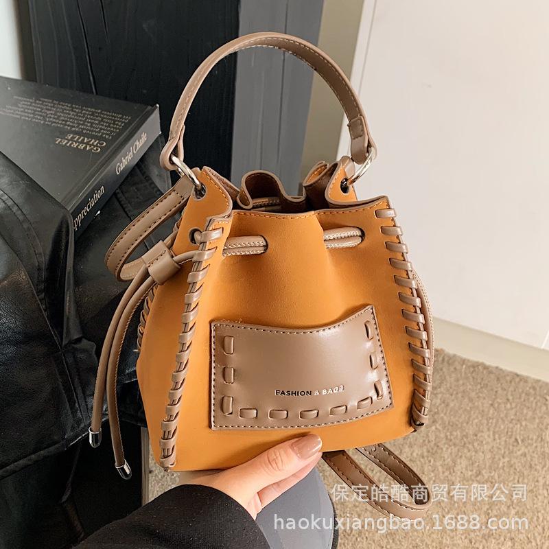 High-end Niche Bag Women's Autumn and Winter 2025 New Retro Fashion Messenger Bag Woven Portable Mini Bucket Bag