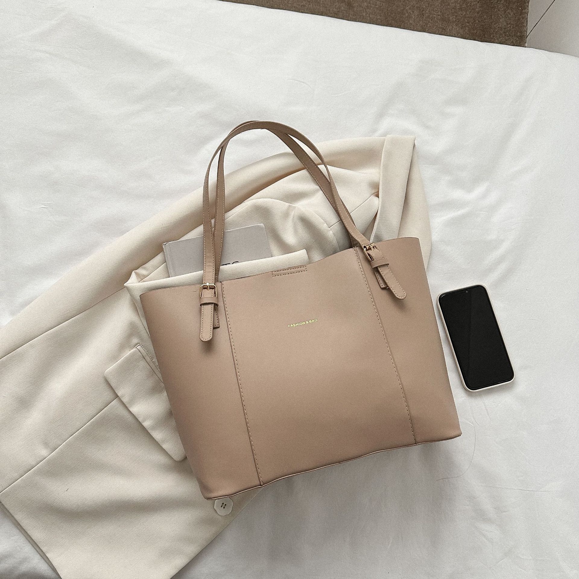 

Ретро простая атмосферная сумка для поездок на работу женская 2025 весна новая в иностранном стиле большая вместимость плечевая портативная сумка-тоут