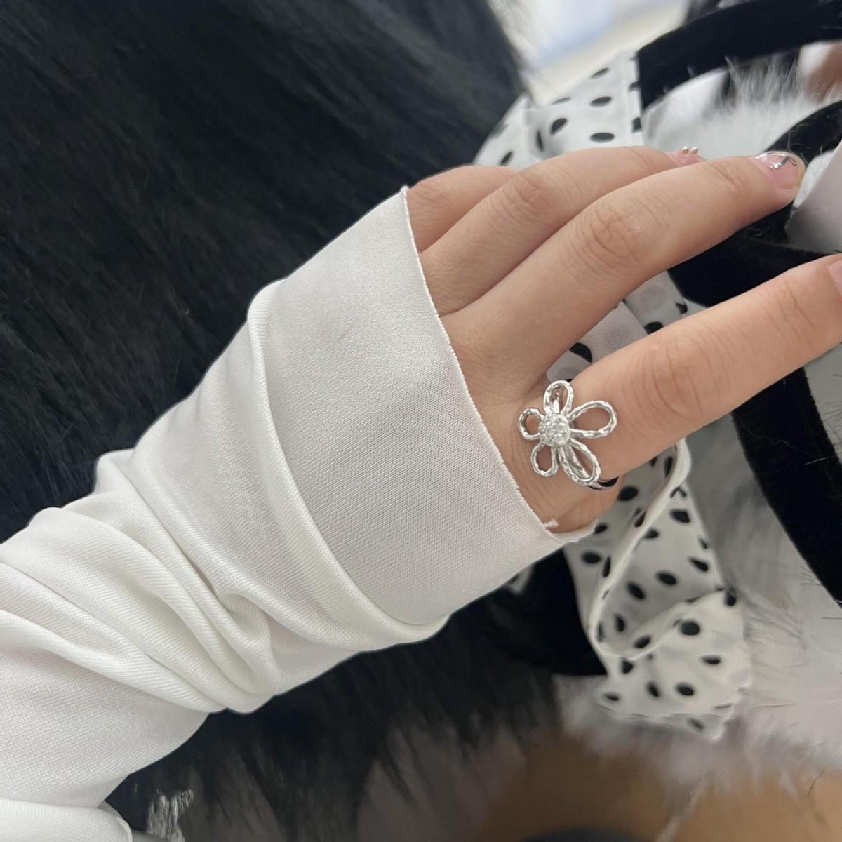 Elegant Zircon Flower Ring - Adjustable, Shiny Creative Style for Women Adjustable