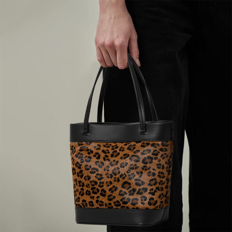 New Winter Genuine Leather Cowhide Leopard Print Shiny European and American Retro High-value Portable Bento Bag for Women
