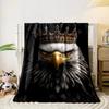 Ein königlicher Adler mit detaillierten Federn, der eine verzierte goldene Krone trägt. Decke für alle Jahreszeiten Mittagspause Überwurf Geschenk